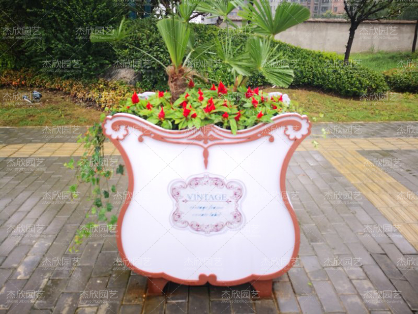 街道花箱款式多樣，可供選擇！