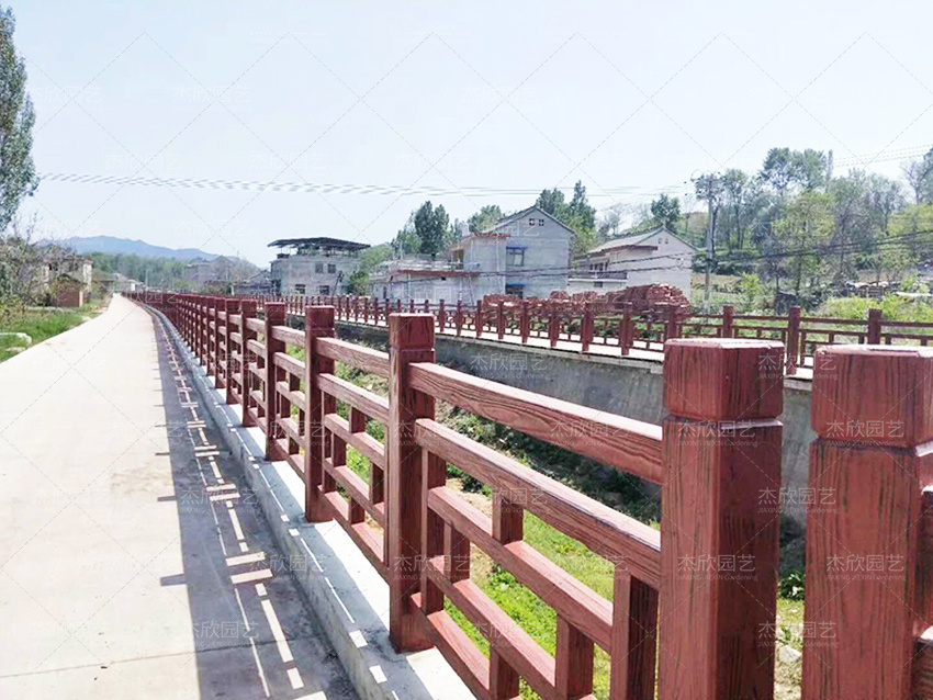 河道護(hù)欄選什么材質(zhì)好？